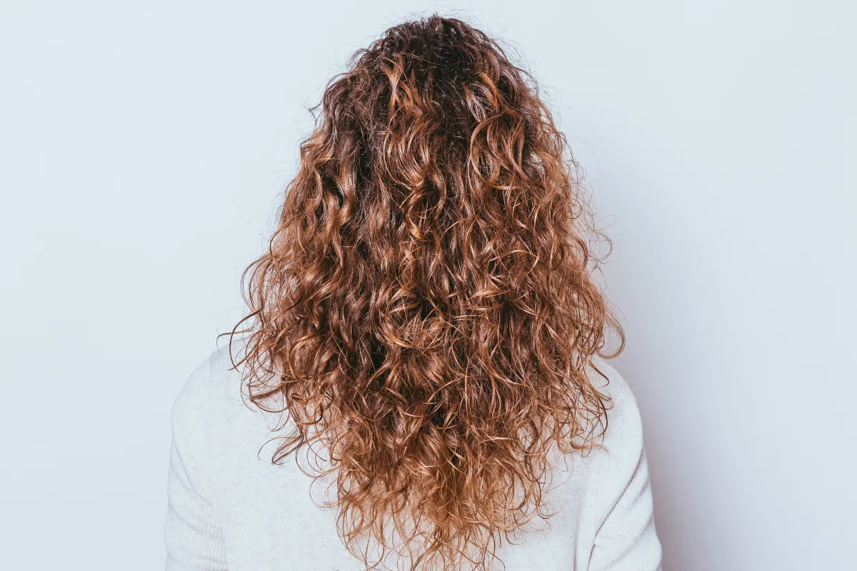 Coupe de cheveux frisés femme 50 ans