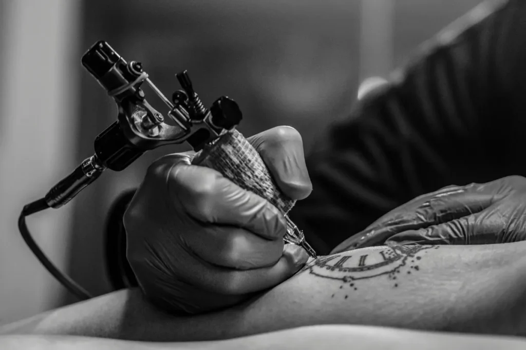 bouton sur tatouage